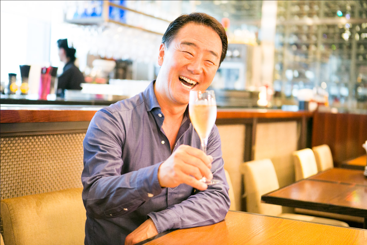 VOICE 40. | YOSHIHIRO SHINKAWA（株式会社HUGE代表取締役社長） | Photography by Keiichi Nitta | 「人々の“止まり木”となるような店をやっていきたい」
